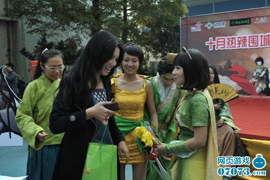 2012��ͨ������ɱCOSPLAY�����人վ