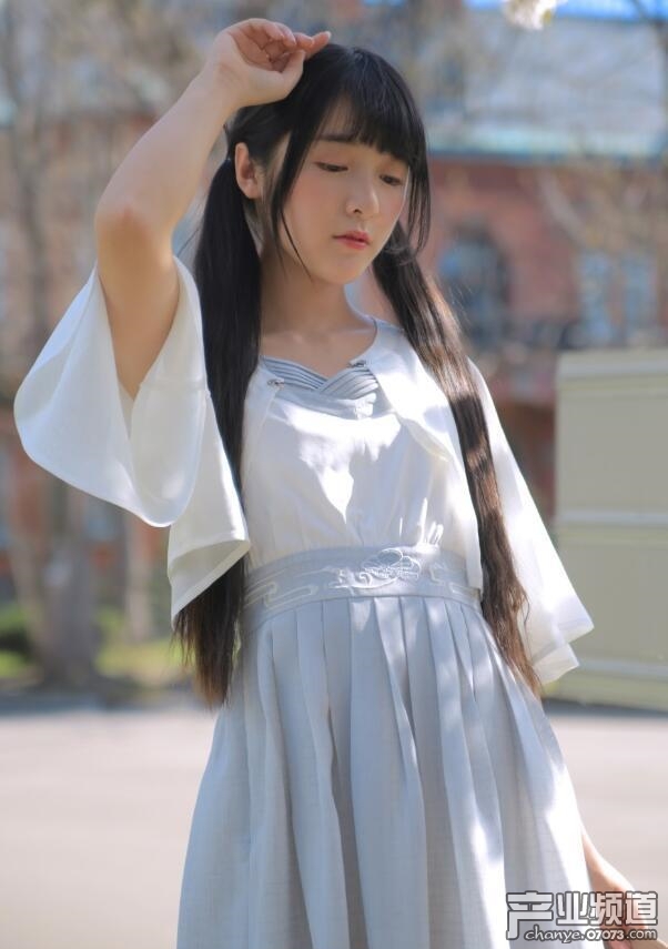 徐娇晒汉服美照 二次元美少女娇俏可爱