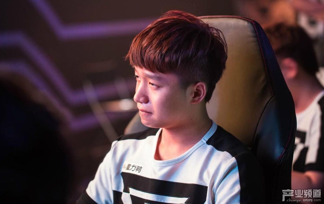 LOL厂长不退役 直播透露明年改名不带数字