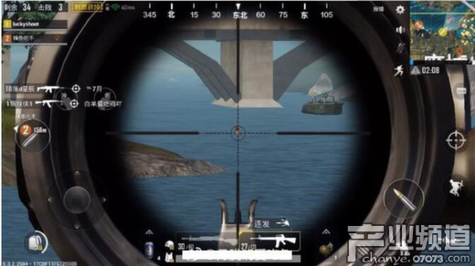 玩家通过枪械瞄准镜发现在水里一动不动的机器人玩家
