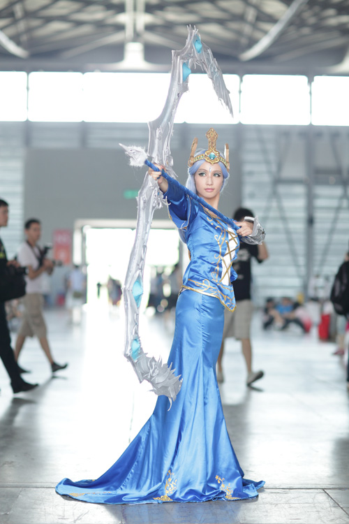 女皇艾希惊艳cj 竟遭咸猪手袭胸